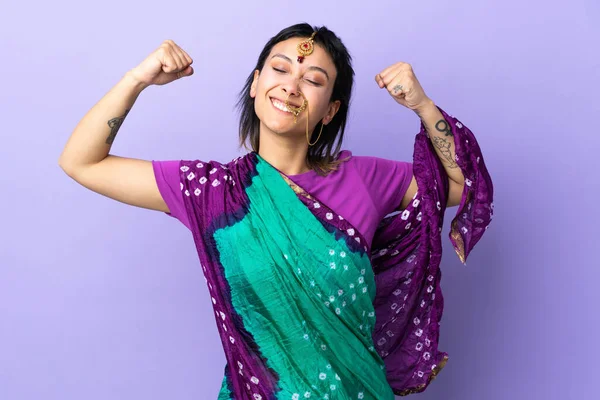 Indiska Kvinna Isolerad Lila Bakgrund Gör Stark Gest — Stockfoto