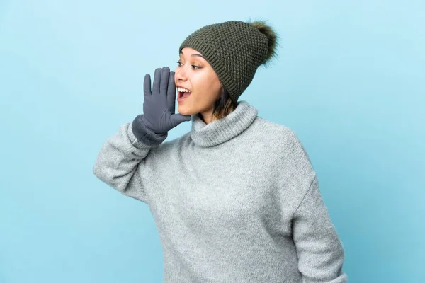 Ung Uruguayansk Flicka Med Vinter Hatt Isolerad Blå Bakgrund Skrika — Stockfoto