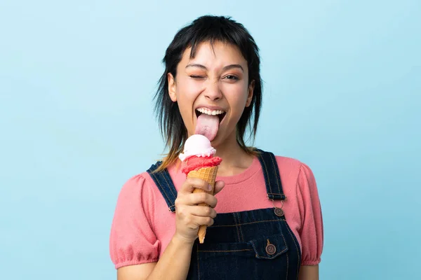 Молодая Уругвайская Девушка Держит Мороженое Корнета Изолированном Синем Фоне — стоковое фото