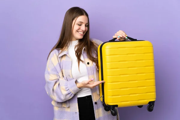 Mulher Caucasiana Jovem Isolado Fundo Roxo Férias Com Mala Viagem — Fotografia de Stock