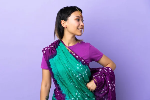 Femme Indienne Isolée Sur Fond Violet Regardant Vers Côté Souriant — Photo