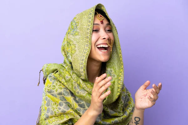 紫色の背景に顔の表情で隔離されたインド人女性 — ストック写真