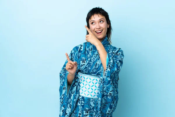 Mujer Joven Usando Kimono Sobre Fondo Azul Aislado Señalando Con —  Fotos de Stock