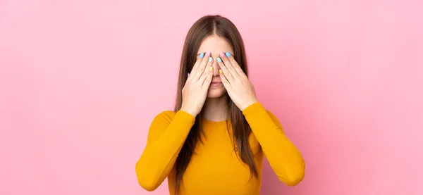 Pembe Arka Planda Izole Edilmiş Genç Beyaz Kadın Gözlerini Elleriyle — Stok fotoğraf