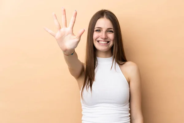 Jonge Kaukasische Vrouw Geïsoleerd Beige Achtergrond Tellen Vijf Met Vingers — Stockfoto