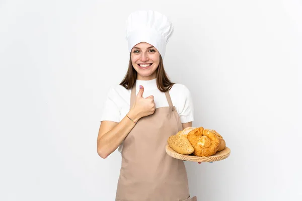 요리사 제복을 배경에 고립된 여자가 엄지손가락을 치켜들고 몸짓을 — 스톡 사진