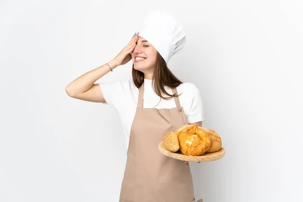 Młoda Kobieta Mundurze Szefa Kuchni Odizolowana Białym Tle Śmiejąc Się — Zdjęcie stockowe