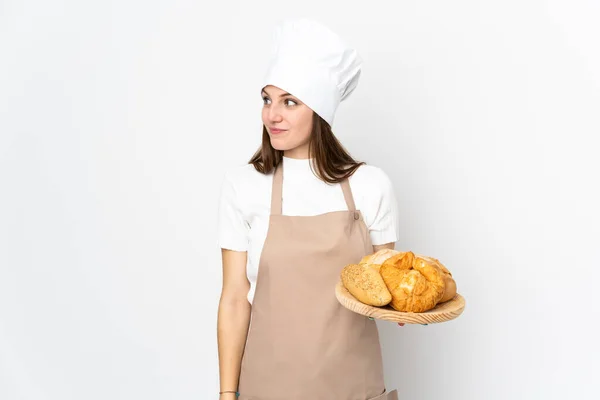 요리사 제복을 여자가 배경에 고립되어 바라보고 — 스톡 사진