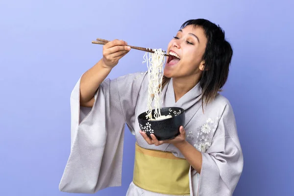 Jonge Vrouw Draagt Kimono Geïsoleerde Blauwe Achtergrond Met Een Kom — Stockfoto