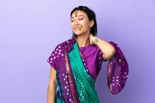 Індійська Жінка Ізольована Пурпуровому Фоні Сміється — стокове фото