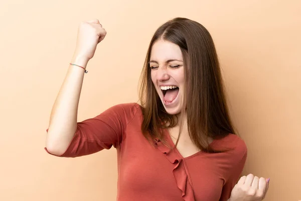 Young Caucasian Woman Isolated Beige Background Celebrating Victory — Stock Photo, Image