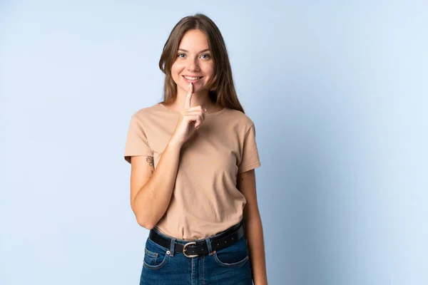 Mladý Litevský Žena Izolovaný Modrém Pozadí Ukazující Znamení Mlčení Gesto — Stock fotografie