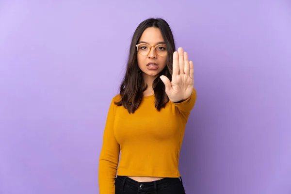 Giovane Donna Razza Mista Isolato Sfondo Viola Facendo Gesto Stop — Foto Stock