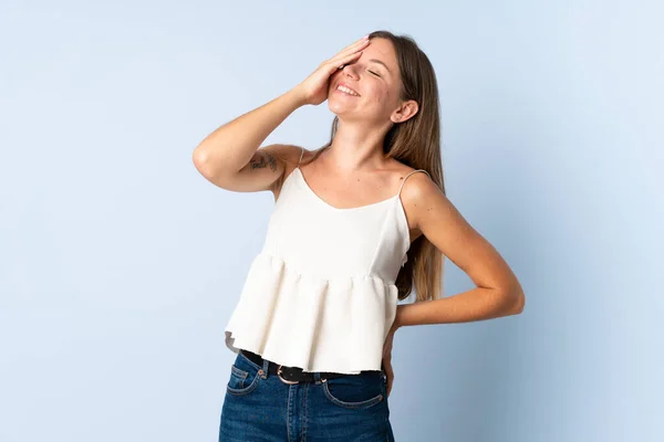 Junge Litauerin Isoliert Auf Blauem Hintergrund Und Lächelt Viel — Stockfoto