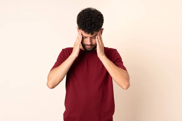 Junger Marokkaner Isoliert Auf Beigem Hintergrund Mit Kopfschmerzen — Stockfoto