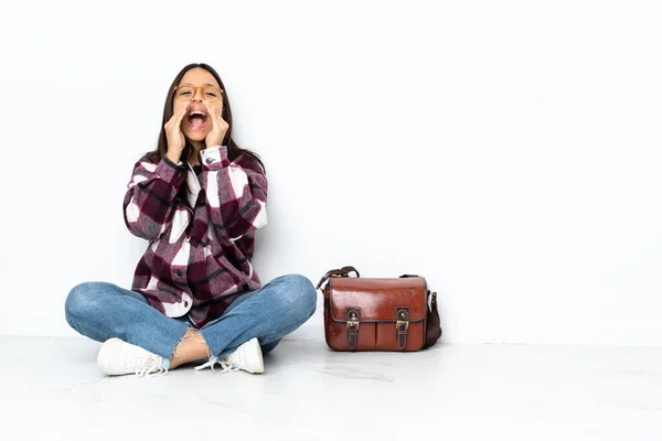 Joven Estudiante Sentada Suelo Gritando Anunciando Algo — Foto de Stock