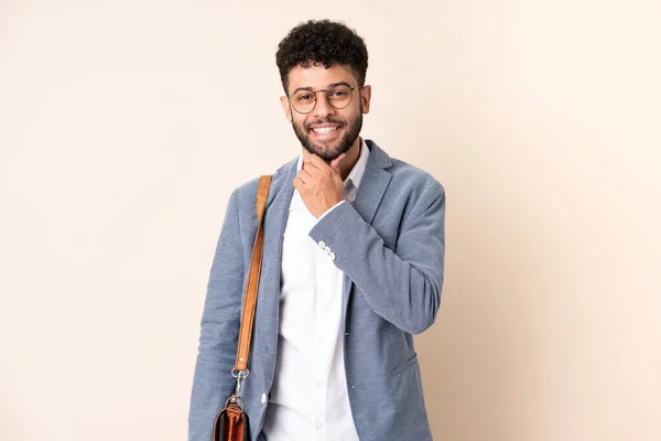 Jovem Homem Marroquino Negócios Isolado Fundo Bege Com Óculos Sorrindo — Fotografia de Stock