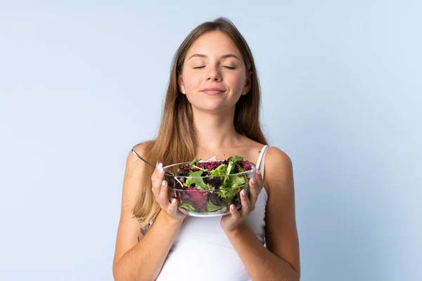 Giovane Donna Lituana Isolata Sfondo Blu Con Una Ciotola Insalata — Foto Stock