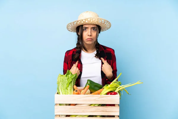 Joven Agricultora Mujer Sosteniendo Verduras Frescas Una Canasta Madera Apuntándose — Foto de Stock