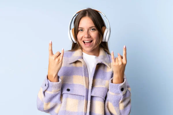 Νεαρή Λιθουανή Απομονωμένη Μπλε Φόντο Ακούγοντας Μουσική Κάνοντας Ροκ Χειρονομία — Φωτογραφία Αρχείου