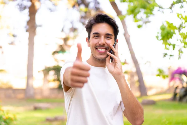 Giovane Uomo Caucasico Parco Mantenere Una Conversazione Con Cellulare Mentre — Foto Stock