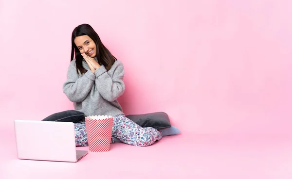 Giovane Donna Razza Mista Che Mangia Popcorn Mentre Guarda Film — Foto Stock