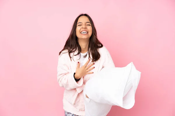 Mujer Joven Pijama Aislada Sobre Fondo Rosa Sonriendo Mucho — Foto de Stock