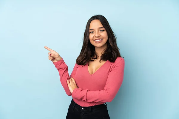 Mujer Joven Mestiza Aislada Sobre Fondo Azul Apuntando Con Dedo —  Fotos de Stock