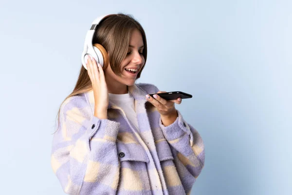 Jeune Lituanienne Isolée Sur Fond Bleu Écoutant Musique Avec Mobile — Photo