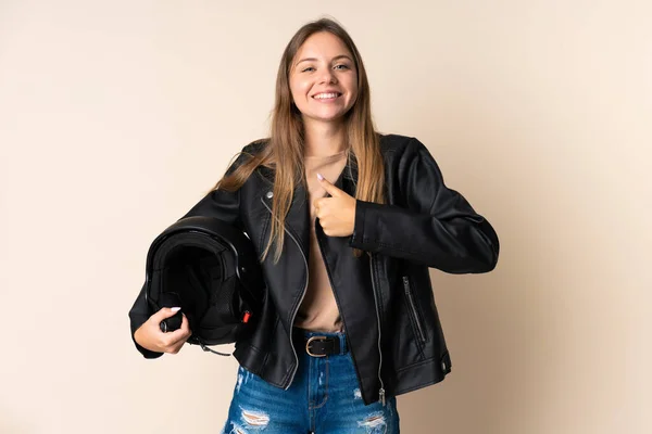 Молодая Литовская Женщина Держащая Мотоциклетный Шлем Бежевом Фоне Подает Большой — стоковое фото