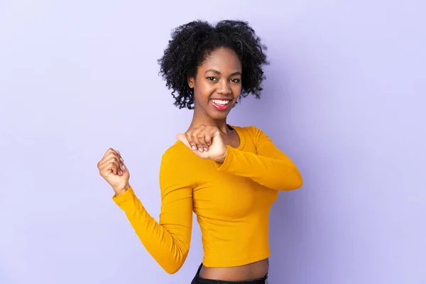 Young African American Woman Isolated Purple Background Pointing Side Present — Stock Photo, Image