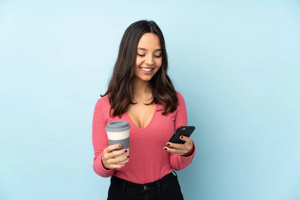 Jovem Mista Mulher Isolada Fundo Azul Segurando Café Para Levar — Fotografia de Stock