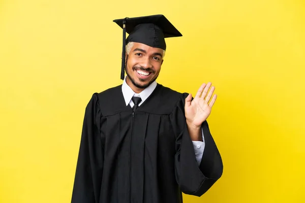 Junger Kolumbianischer Universitätsabsolvent Auf Gelbem Hintergrund Der Mit Fröhlichem Gesichtsausdruck — Stockfoto