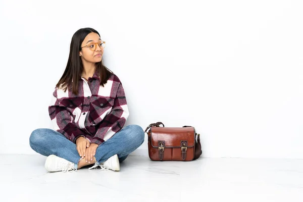 Mladá Studentka Sedí Podlaze Pochybuje Zatímco Dívá Stranou — Stock fotografie