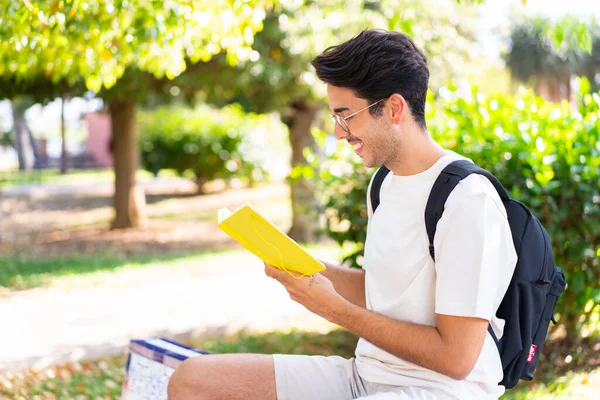 Joven Estudiante Aire Libre Sosteniendo Cuaderno — Foto de Stock
