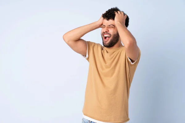 Ung Marockansk Man Isolerad Blå Bakgrund Stressad Överväldigad — Stockfoto