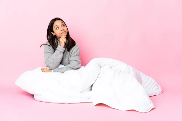 Perempuan Muda Ras Campuran Mengenakan Pijama Duduk Lantai Dan Melihat — Stok Foto