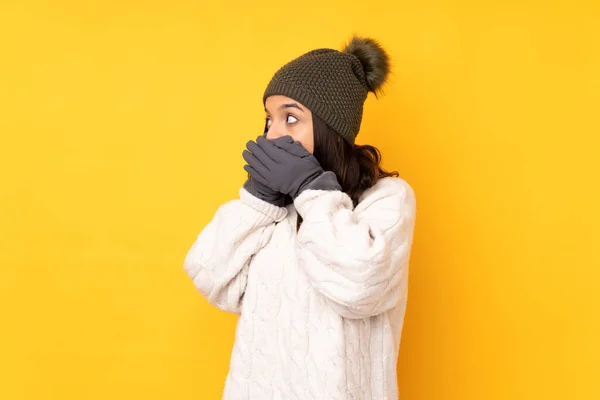 Ung Kvinna Med Vinter Hatt Över Isolerad Gul Bakgrund Täcker — Stockfoto