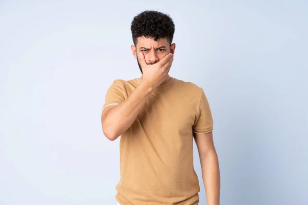 Faslı Genç Bir Adam Mavi Arka Planda Izole Edilmiş Ağzını — Stok fotoğraf