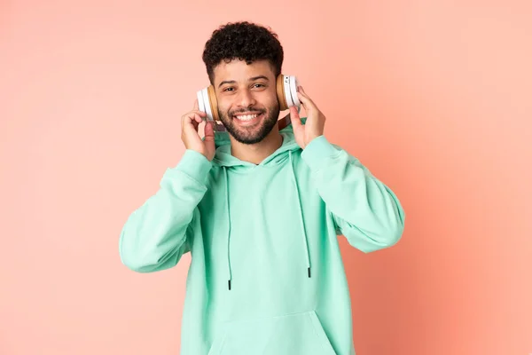 Joven Marroquí Aislado Sobre Fondo Rosa Escuchando Música — Foto de Stock