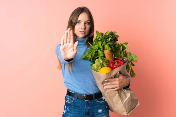 Молода Литовська Жінка Тримає Продовольчий Пакет Робить Стоп Жест — стокове фото