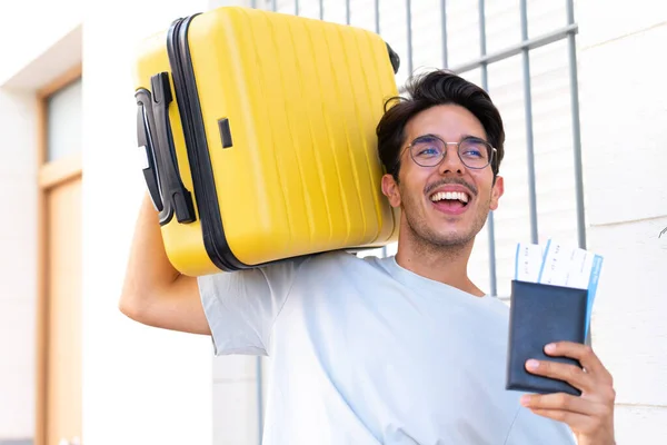 Jonge Kaukasische Man Buiten Vakantie Met Koffer Paspoort — Stockfoto