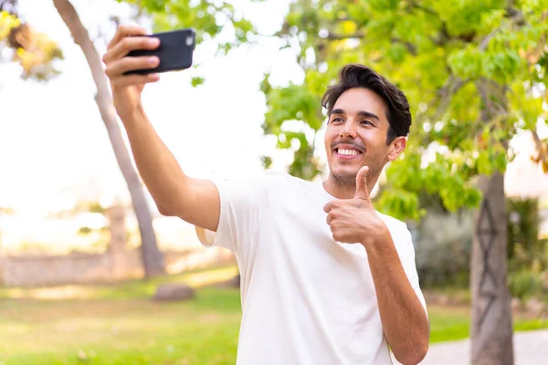 Young Caucasian Man Park Making Selfie Mobile Phone — Stock Photo, Image