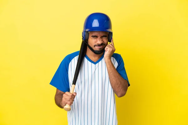 Joven Latino Colombiano Jugando Béisbol Aislado Sobre Fondo Amarillo Frustrado —  Fotos de Stock