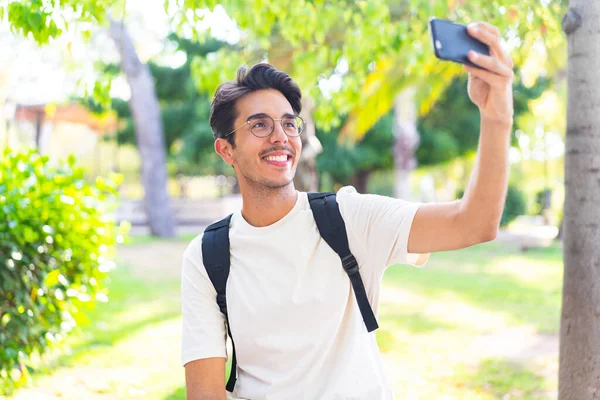 Jovem Estudante Livre Fazendo Uma Selfie — Fotografia de Stock