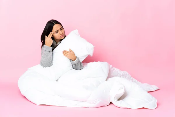 Jeune Femme Métisse Portant Pyjama Assis Par Terre Avec Des — Photo