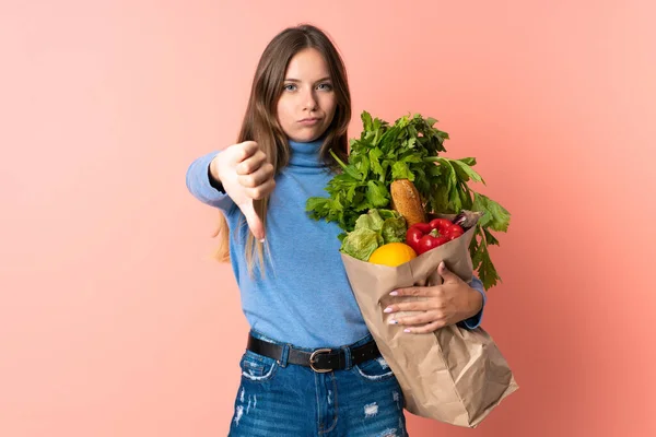 Молодая Литовка Держащая Сумку Продуктами Показывает Большой Палец Вниз Негативным — стоковое фото