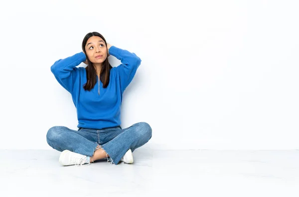 Mujer Joven Raza Mixta Sentada Suelo Aislada Sobre Fondo Blanco — Foto de Stock