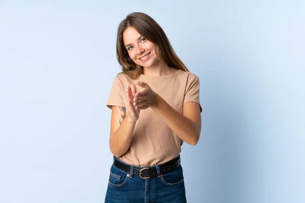 Jonge Litouwse Vrouw Geïsoleerd Blauwe Achtergrond Applaudisseren Presentatie Een Conferentie — Stockfoto