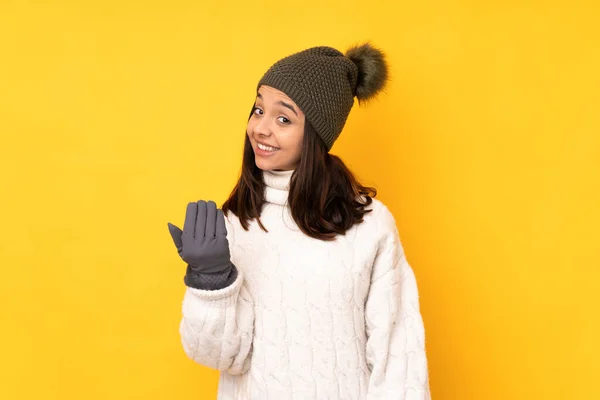 Jonge Vrouw Met Winterhoed Geïsoleerde Gele Achtergrond Uitnodigend Met Hand — Stockfoto